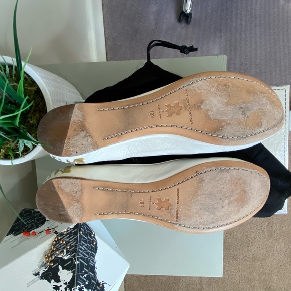 Sigerson Morrison Ikat White & Gold Leather Ballet Flats - Picture 7 of 9